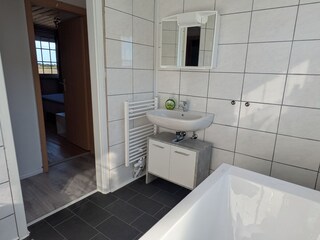 Badezimmer mit Wanne im 1. Stock