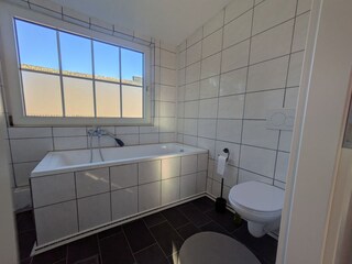 Badezimmer mit Wanne im 1. Stock
