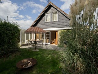 Das Ferienhaus mit Terrasse und Feuerschale