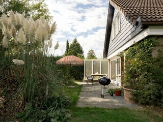 Die Terrasse mit Gartenmöbel und Grill