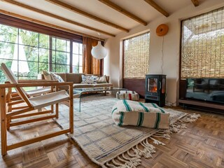 Gemütliche Sitzecke mit Couch und Elektrokamin