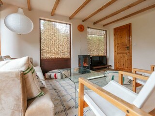 Gemütliche Sitzecke mit Digital-TV und Elektrokamin