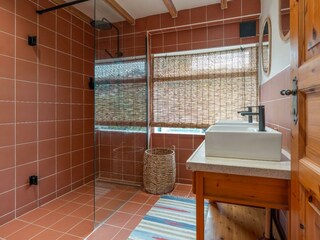 Das moderne Badezimmer mit Waschbecken und Regendusche