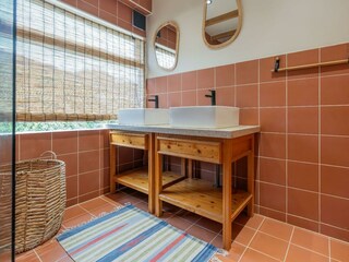 Das moderne Badezimmer mit Waschbecken und Regendusche