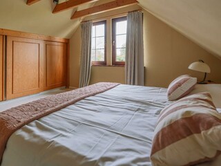 Schlafzimmer 1 mit Doppelbett (180x200) und Schrank