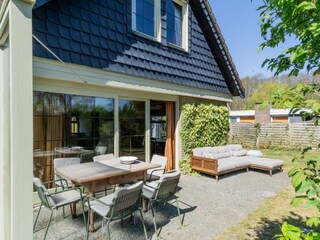 Die Terrasse mit Gartenmöbel und Lounge-Ecke