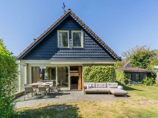 Die Terrasse mit Gartenmöbel und Lounge-Ecke