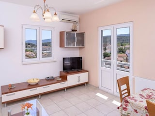 Apartment Vrboska Features 7