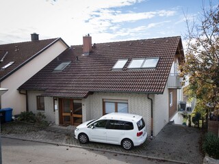 Haus von Norden mit drei Parkplätzen