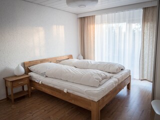 Schlafzimmer mit Doppelbett