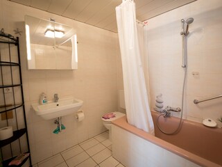 Bad mit Badwanne/Dusche und WC