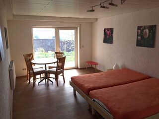 Zweites Wohn/Schlafzimmer (Ausgang zum Garten)