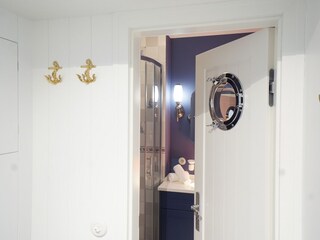 Eingangsbereich mit Blick zum Bad