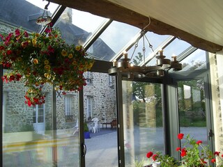 Blick vom Wintergarten zum Innenhof