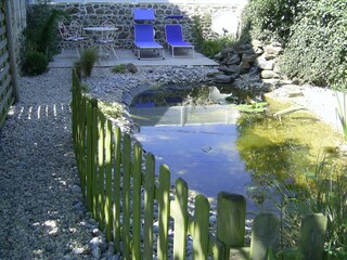 Sunnendeck mit Lilypond und kleinem Wasserfall