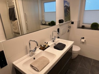 Badezimmer mit Doppelwaschtisch
