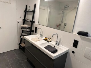 Badezimmer mit Dusche