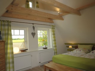 Schlafzimmer 2 im Obergeschoß, einmaliges Balkenbett