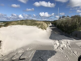 Hiddensee-Ferienhaus-Umgebung-Vitte-Deichweg-Wolken