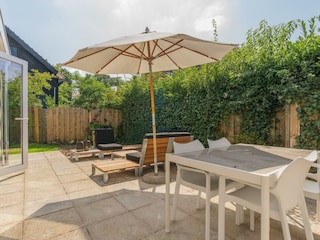 Die sonnige Terrasse mit Gartengruppe