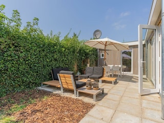 Die sonnige Terrasse mit Gartengruppe und Lounge-Ecke