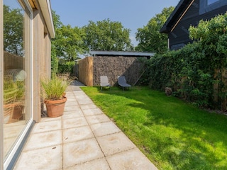 Der sonnige Garten mit Sonnenliegen