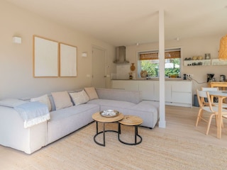 Die komfortable Sitzecke mit Eckcouch und SAT-TV