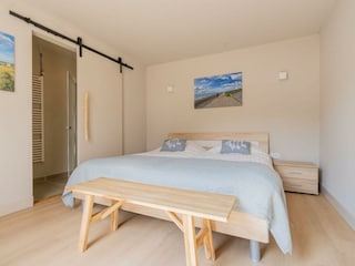 Schlafzimmer 1 mit Doppelbett (180x200)