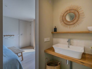 Bad en suite mit Waschbecken, Regendusche und WC