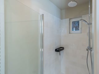 Bad en suite mit Waschbecken, Regendusche und WC