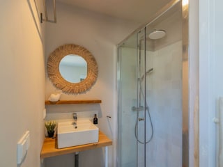 Bad en suite mit Waschbecken und Regendusche