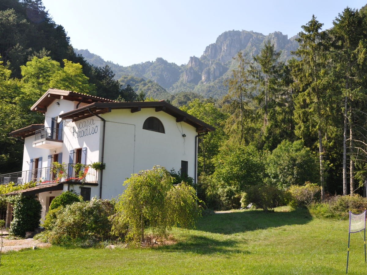 Haus von der Wiese / House from the meadow