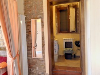 kleine Abstellkammer mit Fenster und Waschmaschine.