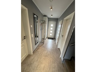 Eingangsbereich mit Garderobe und Spiegel