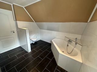 Bad OG mit Sauna, Fenster, Dusche und Badewanne
