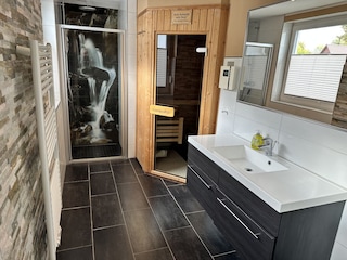 Bad OG mit Sauna, Fenster, Dusche und Badewanne