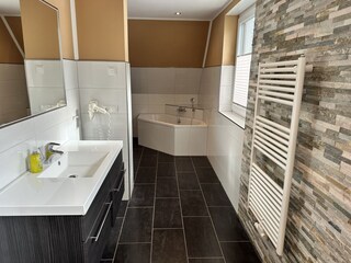 Bad OG mit Sauna, Fenster, Dusche und Badewanne