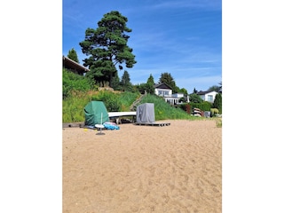 Strandabschnitt mit Strandkorb von UnserGüsterHaus-grau