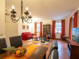 Blick vom Essbereich ins Wohnzimmer
