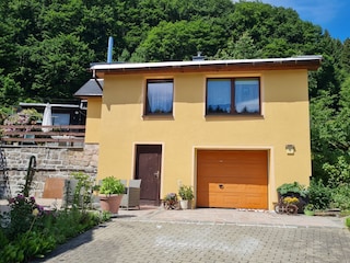 Ferienwohnung Vorderansicht mit Hof