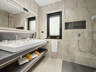 Privatem Badezimmer 2