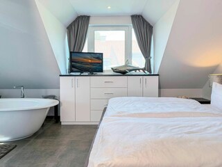 Schlafzimmer mit Badewanne