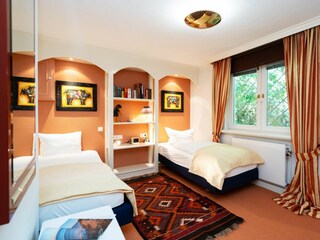 Schlafzimmer mit zwei Einzelbetten