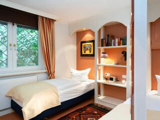 Schlafzimmer mit zwei Einzelbetten