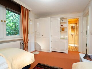 Schlafzimmer mit zwei Einzelbetten