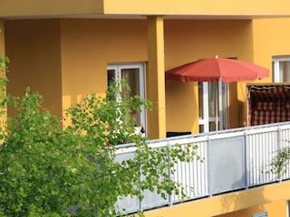 Balkon von außen mit Sichtschutz