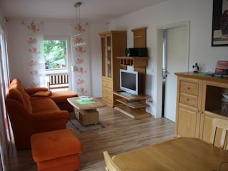 Wohnbereich mit TV und Stereoanlage