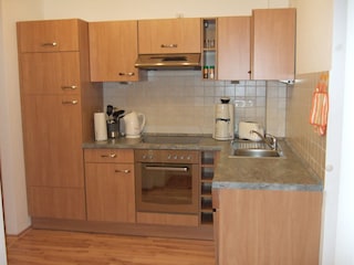 Voll ausgestattete Küche mit Geschirrspüler, Herd