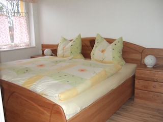 Schlafzimmer 1 mit Doppelbett 1,8 x 2 u. Kleiderschrank