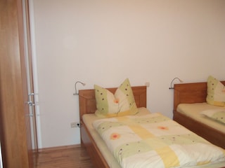 Schlafzimmer 2 mit zwei Einzelbetten 1,00 x 2,00 m